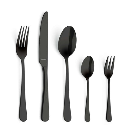 Fünf Teile aus dem „Kuppels Home DELIA Besteckset 30-teilig PVD schwarz“ – gefertigt aus Edelstahl mit einer eleganten PVD-Schwarz-Beschichtung, darunter eine Essgabel, ein Messer, ein Suppenlöffel, ein Teelöffel und eine Salatgabel – sind ordentlich in einer Reihe auf weißem Hintergrund angeordnet.