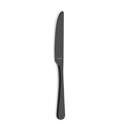 Ein einzelnes Edelstahl-Essmesser aus dem „Kuppels Home DELIA Besteckset 30-teilig PVD schwarz“ wird vor einem schlichten weißen Hintergrund präsentiert. Dieses elegante Stück besticht durch eine glatte schwarze PVD-Beschichtung, einen sanft geschwungenen Griff und eine gezackte Klinge – und ergänzt damit perfekt jedes moderne Edelstahlbesteck oder komplettes Besteckset.