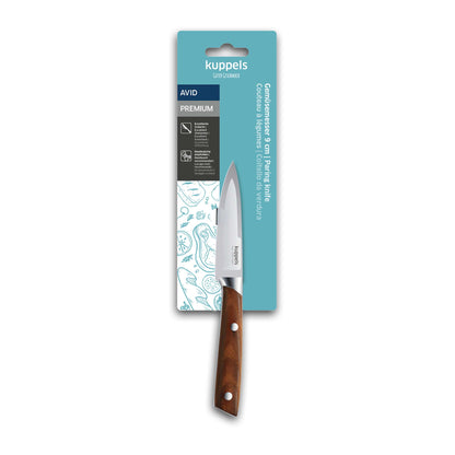 Ein AVID-Gemüsemesser von Kuppels in seiner Verpackung, das einen edlen Eschenholzgriff mit zwei Nieten und eine scharfe silberne Klinge aus 50CrMoV15-Stahl zeigt, präsentiert vor einem blau-weißen Hintergrund, der mit Illustrationen von Küchenutensilien verziert ist.