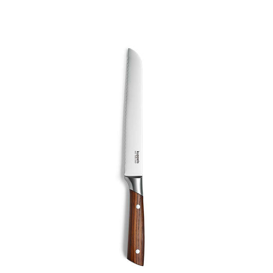Das AVID Brotmesser von Kuppels mit langer Wellenklinge aus Edelstahl und elegantem Eschenholzgriff steht vertikal vor schlicht weißem Hintergrund.