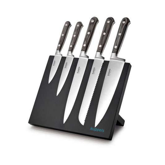 Der ZORRO Messerblock 5-teilig von Kuppels präsentiert fünf Küchenmesser mit dunklen Griffen auf einem schwarzen Magnetständer, unten rechts ist das Kuppels-Logo abgebildet und die Klingen sind aus langlebigem MOV-Klingenstahl gefertigt.