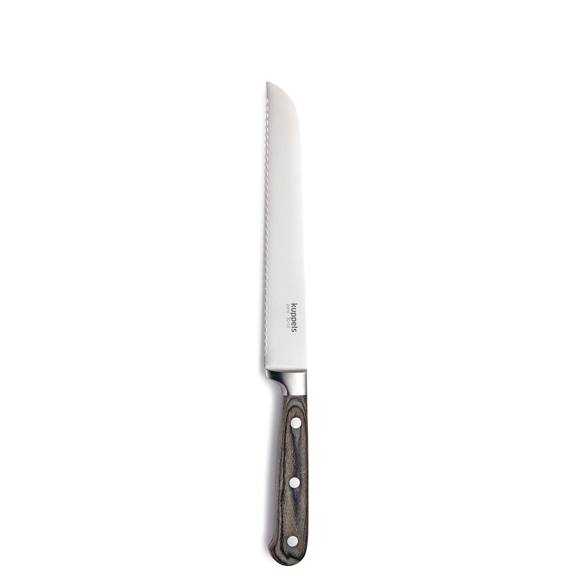 Der 5-teilige ZORRO-Messerblock von Kuppels umfasst ein gezacktes Brotmesser mit scharfen Klingen, eine lange silberne Klinge und einen dunklen Holzgriff mit drei Metallnieten, die alle vor einem weißen Hintergrund präsentiert werden.