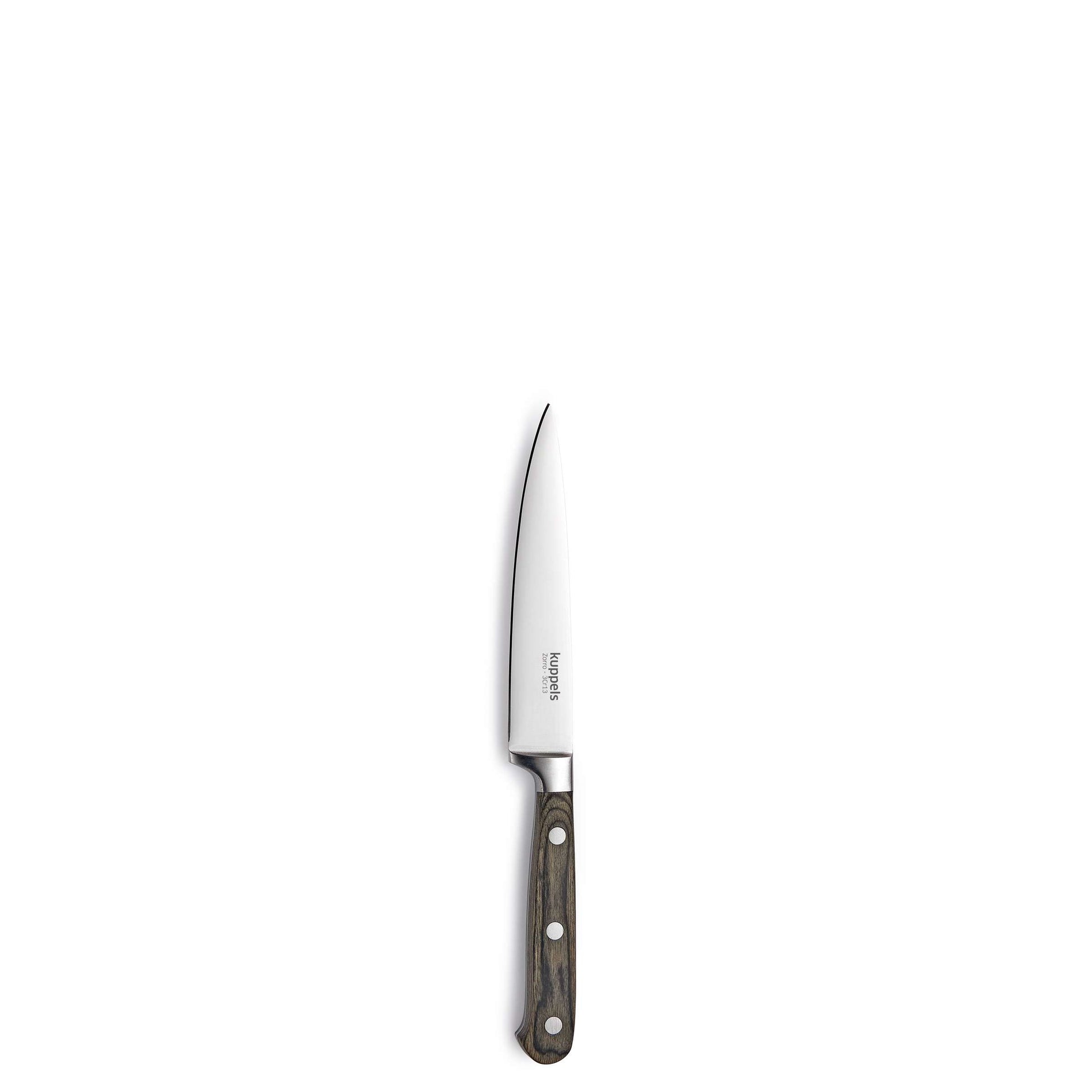 Ein 5-teiliger ZORRO-Messerblock von Kuppels mit einem Küchenmesser aus Edelstahl, das eine scharfe, spitze Klinge und einen Holzgriff mit drei Metallnieten aufweist, dargestellt vor einem schlichten weißen Hintergrund.