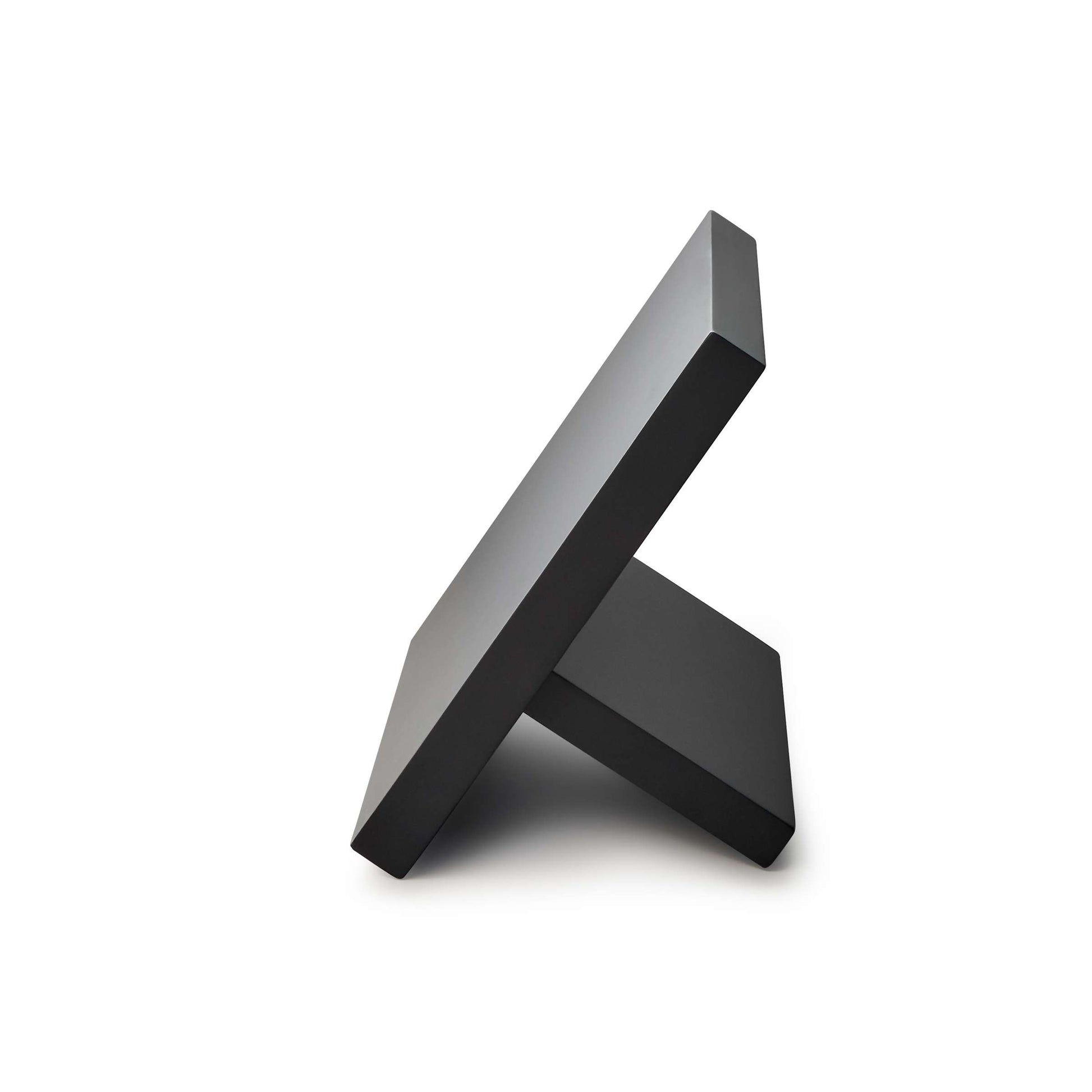 Der 5-teilige ZORRO-Messerblock von Kuppels besticht durch ein minimalistisches schwarzes Design mit drei kantigen Blöcken, die eine geometrische, abstrakte Form bilden. Seine klaren Linien unterstreichen die raffinierte Eleganz der scharfen Klingen vor weißem Hintergrund.