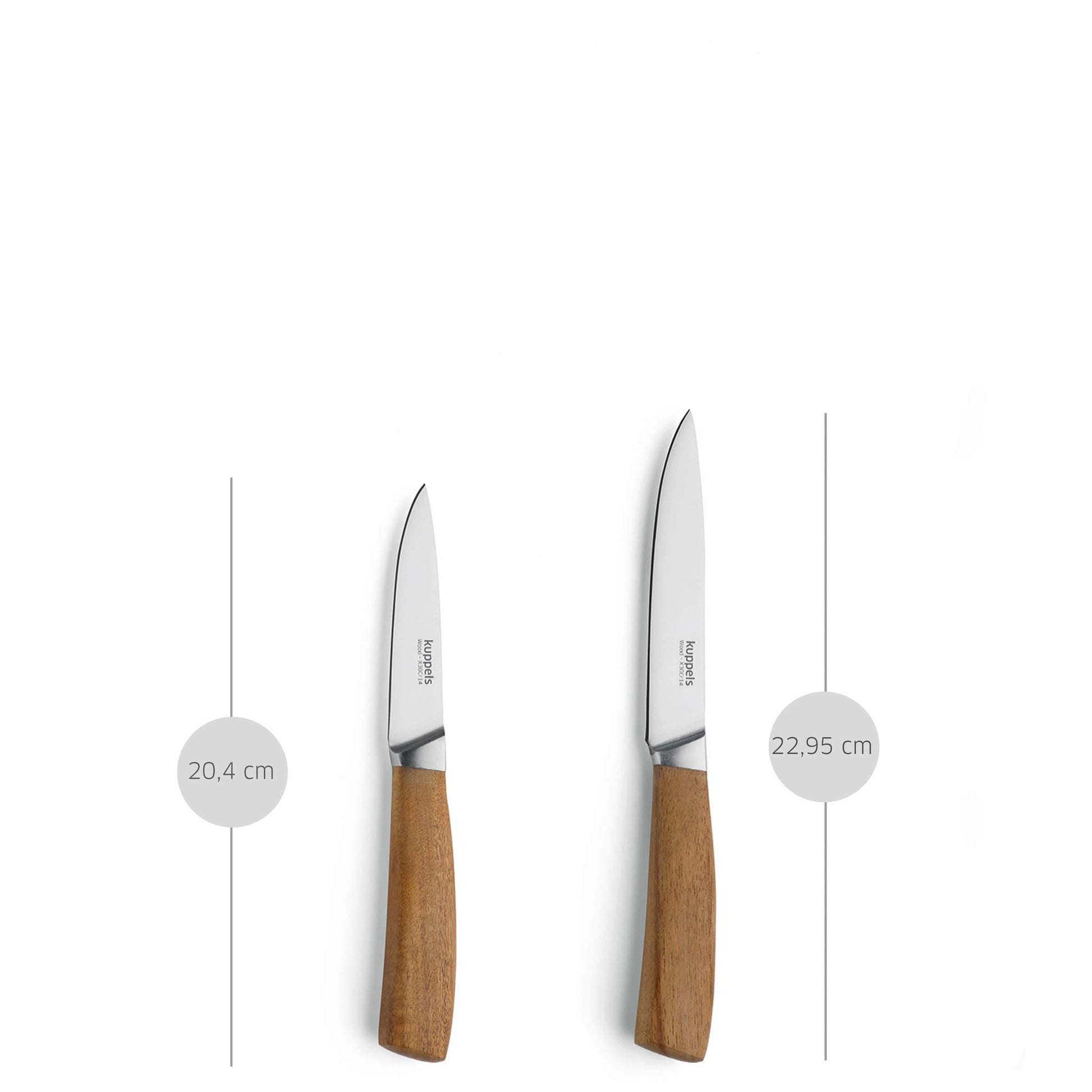 Zwei Kuppels WOOD Küchenmesser (2-teilig) mit Holzgriffen stehen nebeneinander aufrecht; das linke Allzweckmesser ist 20,4 cm lang, das rechte Messer 22,95 cm, wobei die Maße jeweils daneben angegeben sind.
