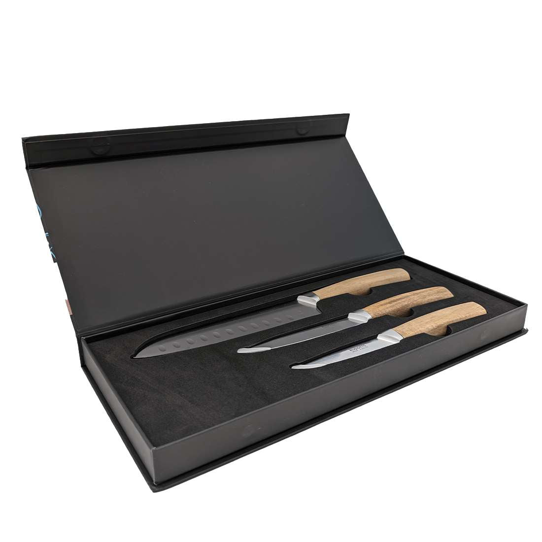 In einer schwarzen Geschenkbox mit Scharnierdeckel verbirgt sich das Kuppels WOOD Küchenmesser Set 3-teilig: drei hochwertige Küchenmesser aus Klingenstahl mit eleganten Akazienholzgriffen, die nebeneinander in einer maßgefertigten Schaumstoffeinlage liegen.