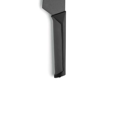 Eine Nahaufnahme zeigt den Griff eines Kuppels BLACK Santokumessers vor weißem Hintergrund, wobei nur der Griff und ein Teil der scharfen Klinge zu sehen sind.