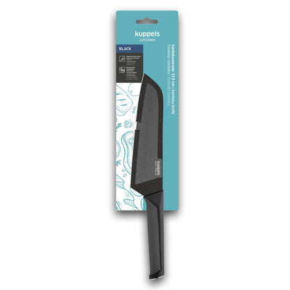 Das BLACK Santokumesser von Kuppels wird in einer blau-weißen Verpackung mit Motiven rund um das Thema Küche geliefert, die deutlich als 19,5 cm langes Santokumesser gekennzeichnet ist und dessen unverwechselbaren Santoku-Stil hervorhebt.