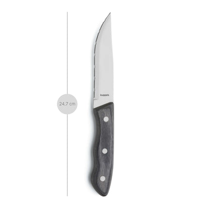 Ein „SELECTION“-Steakmesser von Kuppels ist mit einer gezackten Klinge, einem schwarzen Griff und drei Nieten zu sehen, neben einer vertikalen Linie, die seine Länge von 24,7 cm markiert. Der Markenname ist auf der Klinge zu sehen.