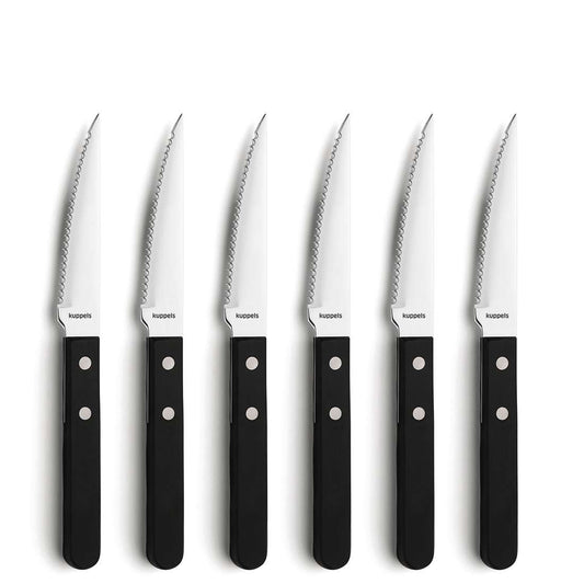 Das Kuppels FILET Steakmesser Set 6-teilig schwarz besteht aus sechs gezahnten Steakmessern mit scharfen Klingen, schwarzen Griffen in klassischer Nietengriff-Optik und silbernen Nieten, vertikal angeordnet auf weißem Hintergrund.