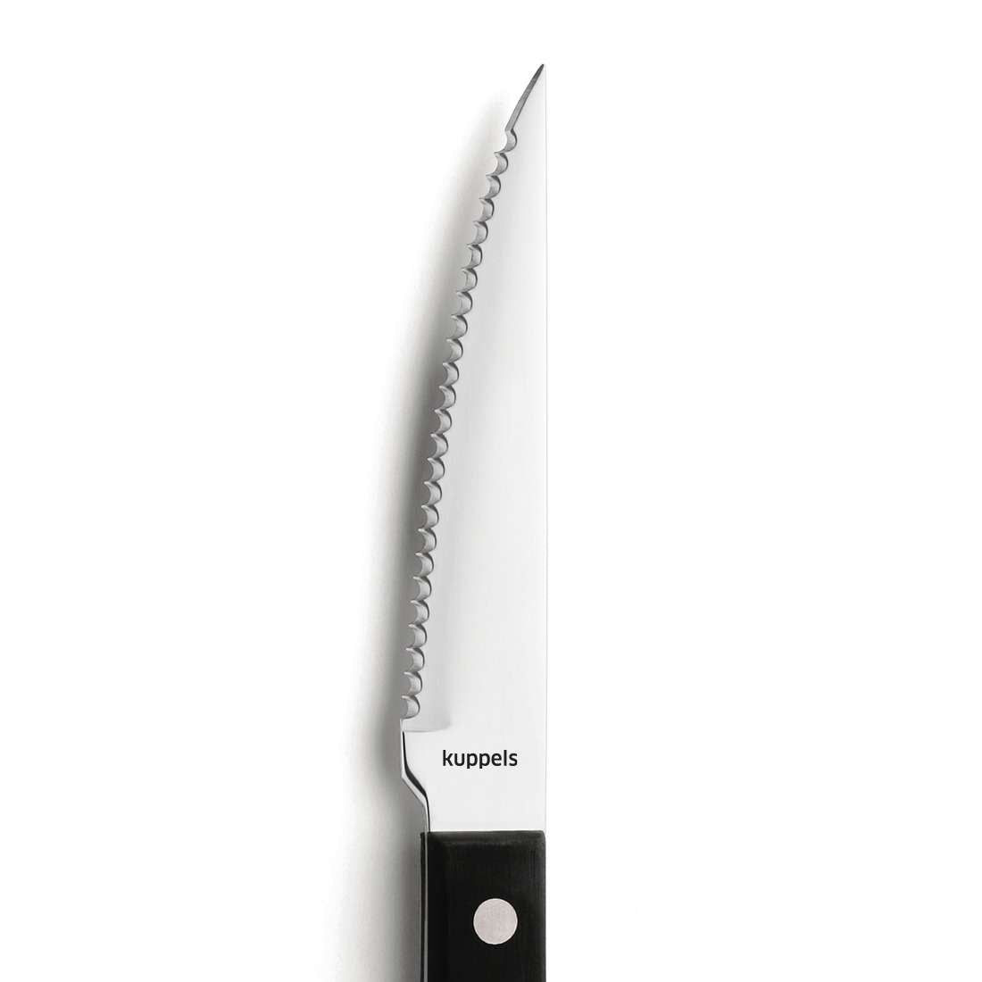Eine Nahaufnahme eines gezackten Kuppels FILET Steakmessers aus dem 6-teiligen schwarzen Set mit klassischem Nietengriff und dem Markennamen auf der Klinge vor weißem Hintergrund – eine ideale Ergänzung für jede Steakmessersammlung.