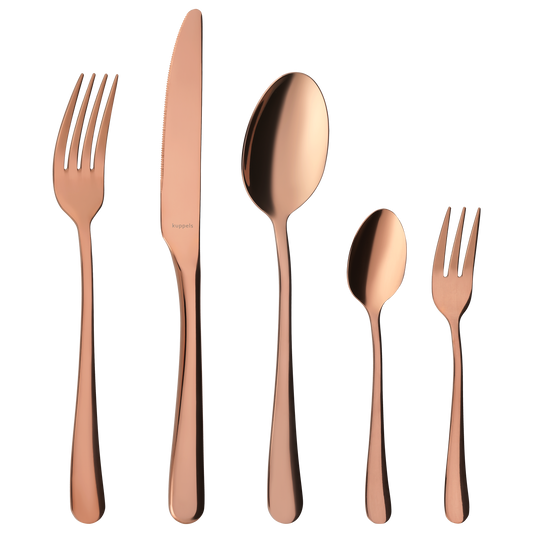 Das Kuppels DELIA Besteckset 30-teilig PVD rosé präsentiert sich mit Tafelgabel, Messer, Suppenlöffel, Teelöffel und Salatgabel elegant aufrecht und gleichmäßig verteilt auf weißem Grund und zeigt modernes Design.