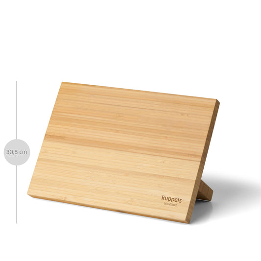 Der „Kuppels ATTRACTION Messerblock magnetisch“ ist ein rechteckiger magnetischer Messerblock mit einer rückseitigen Stütze, der 30,5 cm hoch ist und in der unteren rechten Ecke das eingravierte Kuppels-Logo aufweist.